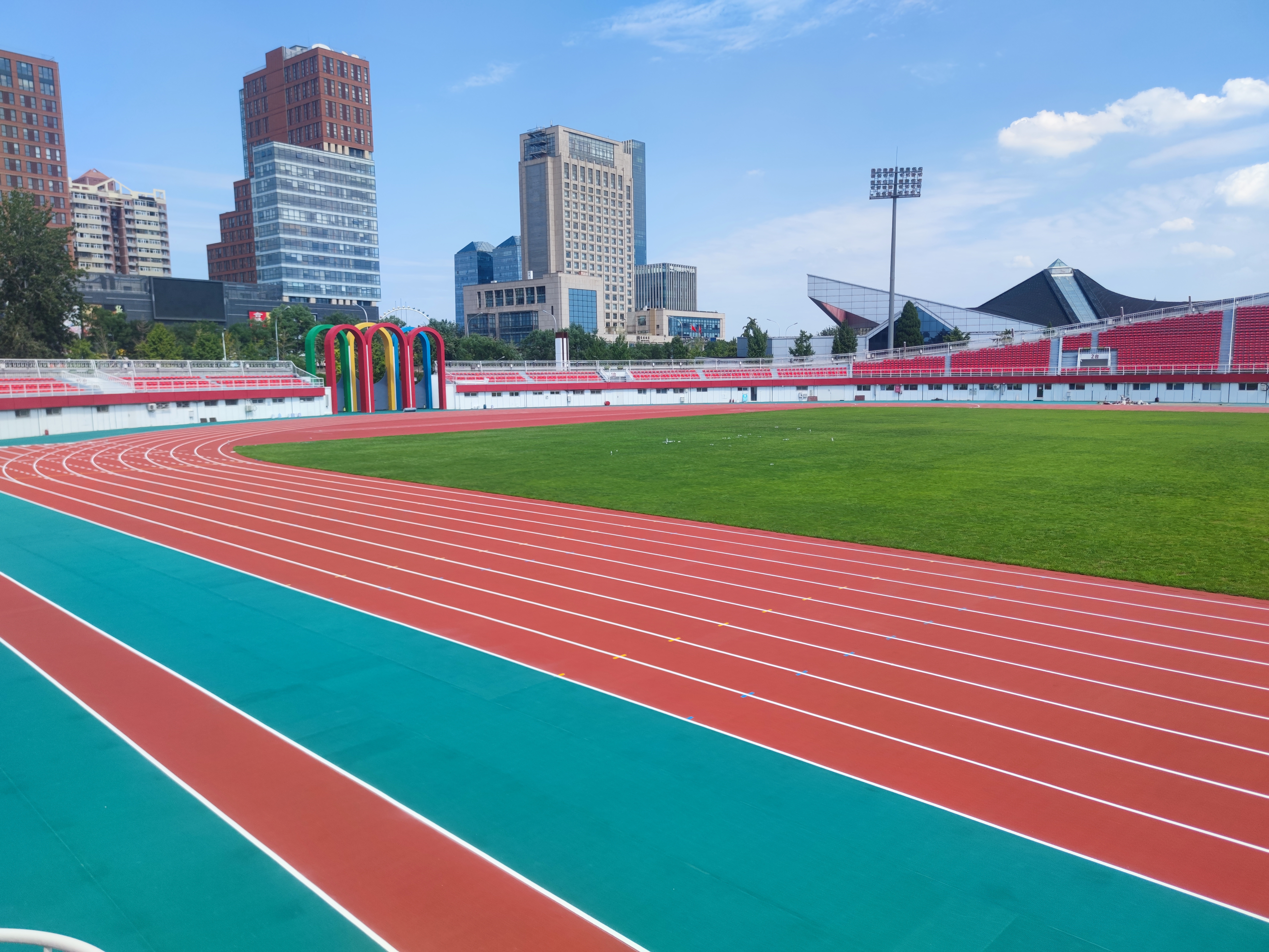 Running Tracks Surrounding Football Fields Piste de alergare din jurul terenurilor de fotbal